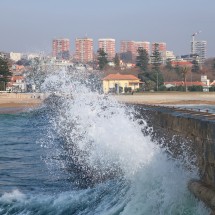 Again big waves on the mole between the beaches Praia das Pastoras and Praia do Carneiro